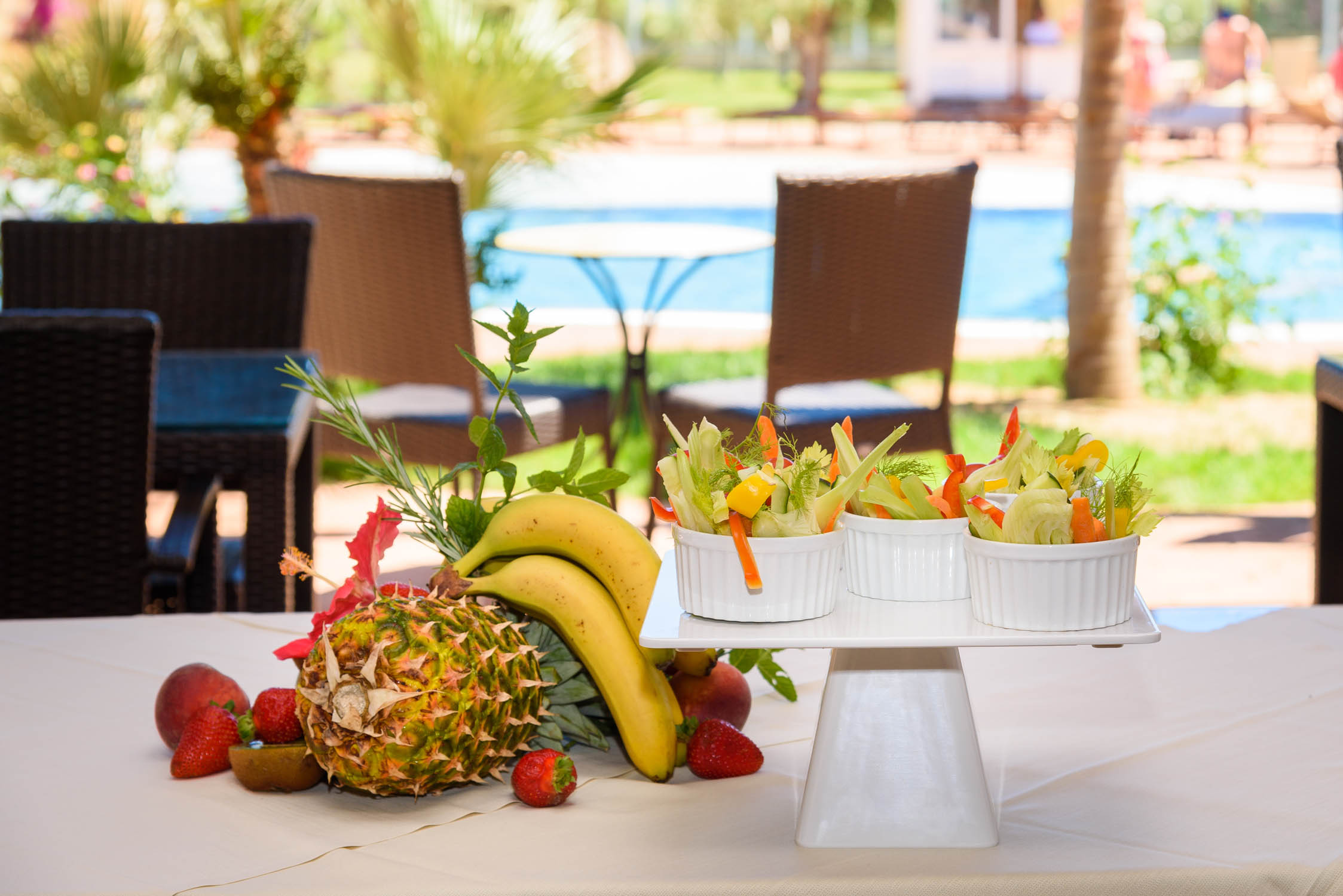 Fruehstueck mit Poolblick